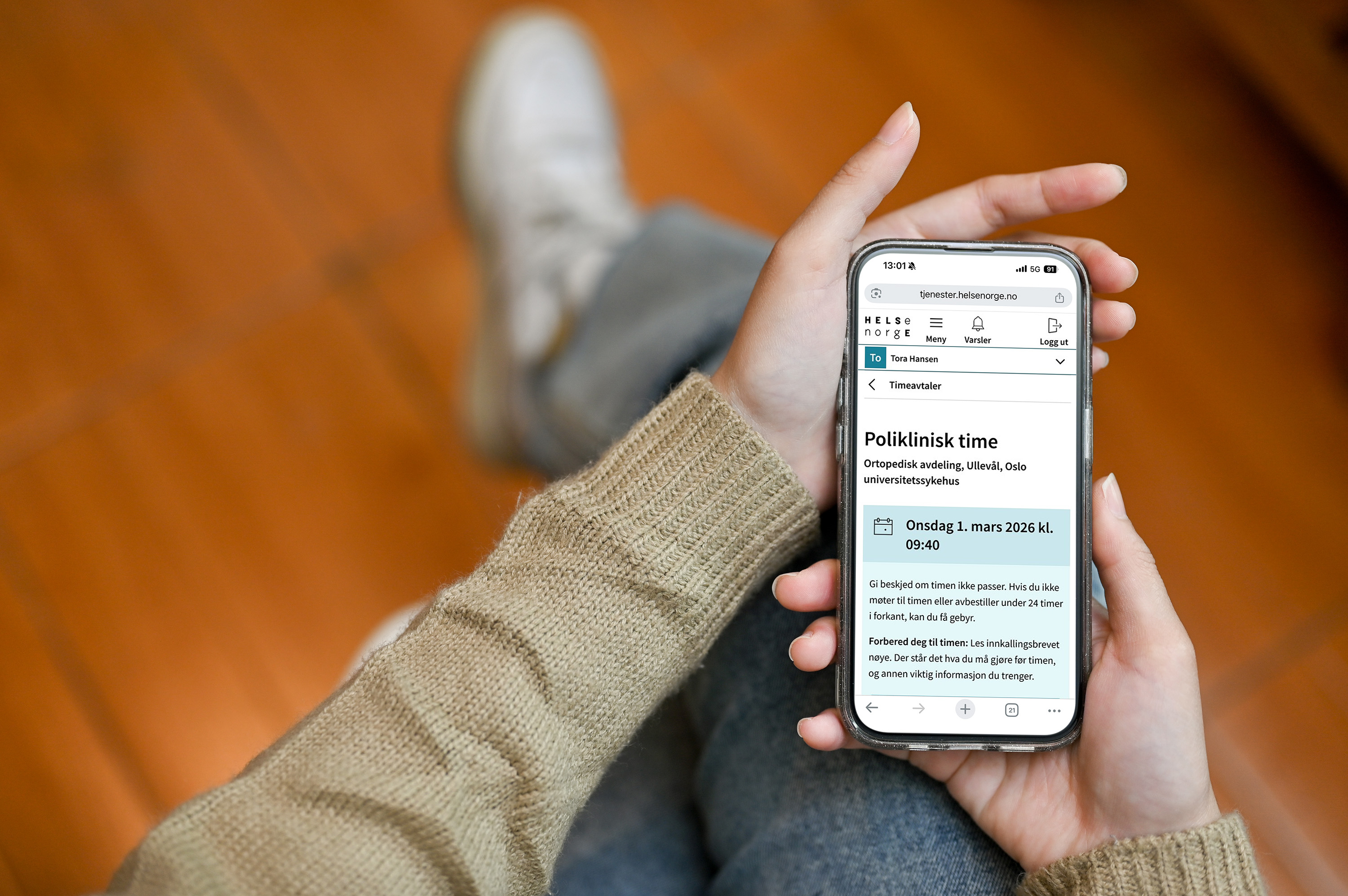 En person som holder en telefon