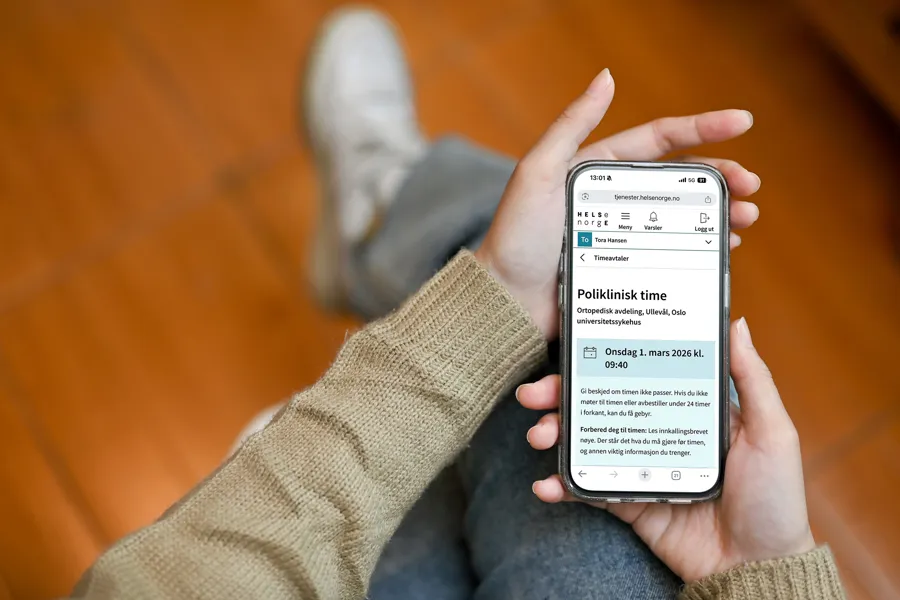 En person som holder en telefon