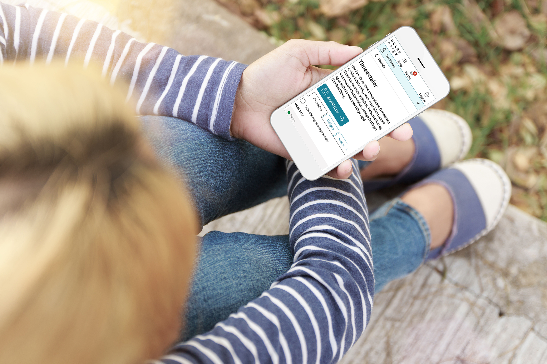 En person som holder en hvit og svart boks