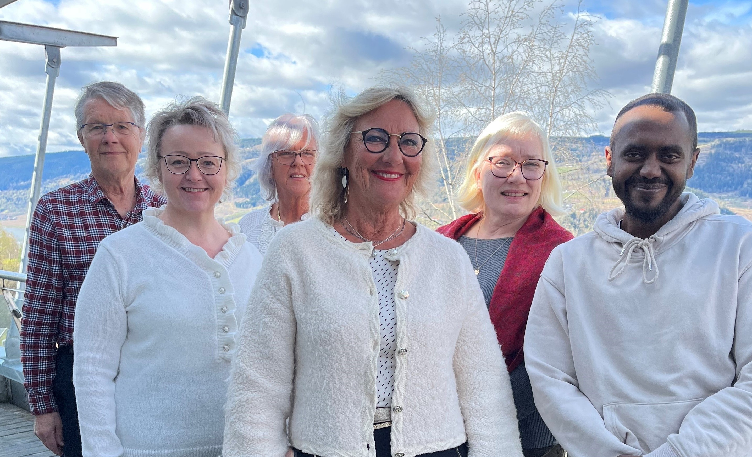 En gruppe mennesker som poserer for et bilde