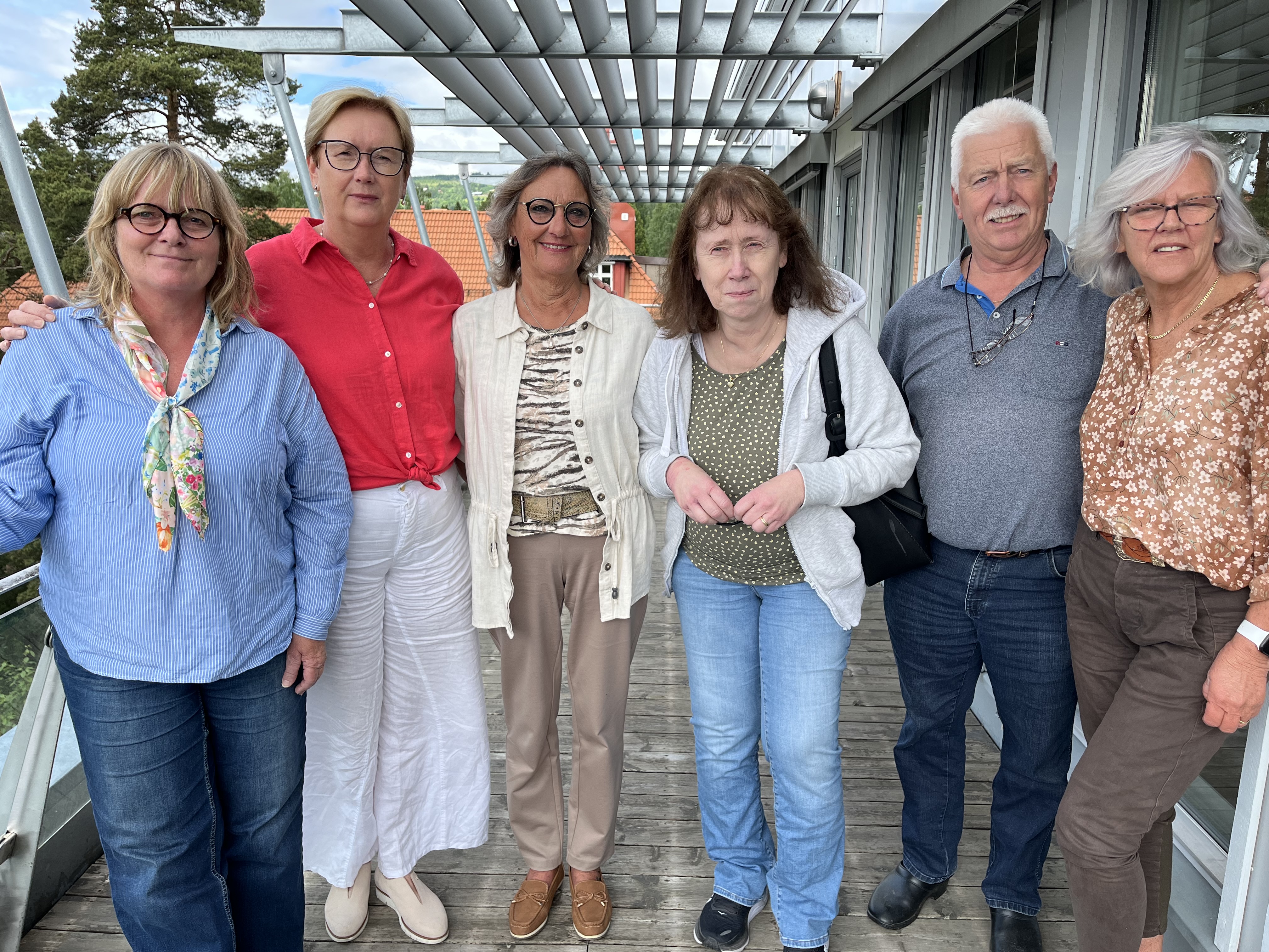 En gruppe kvinner som poserer for et bilde
