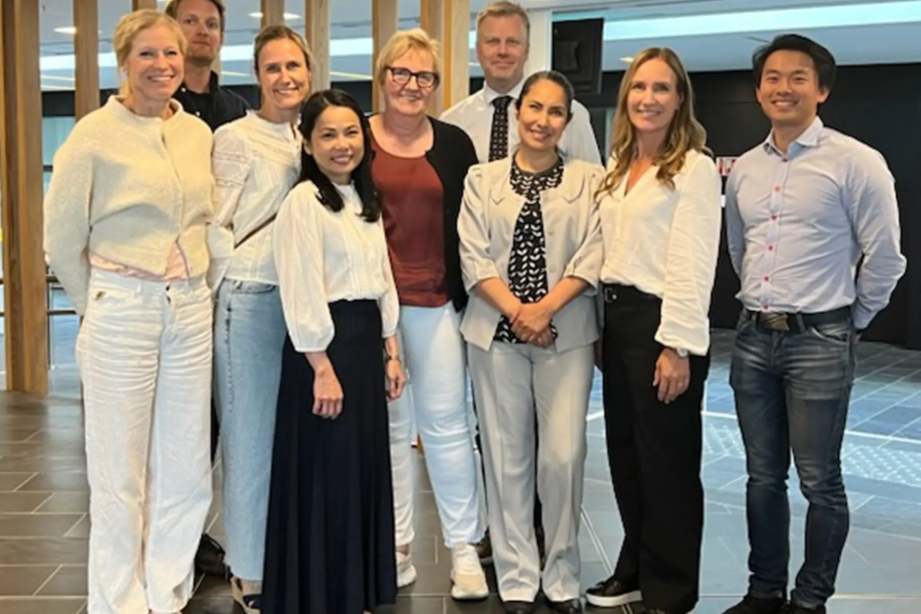 En gruppe mennesker som poserer for et bilde