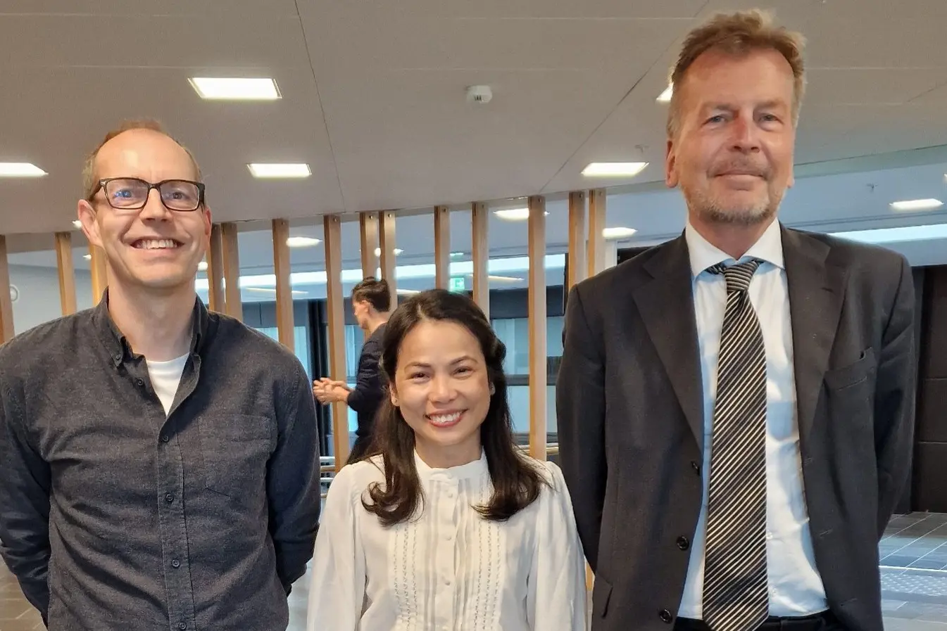 En gruppe mennesker som poserer for et bilde