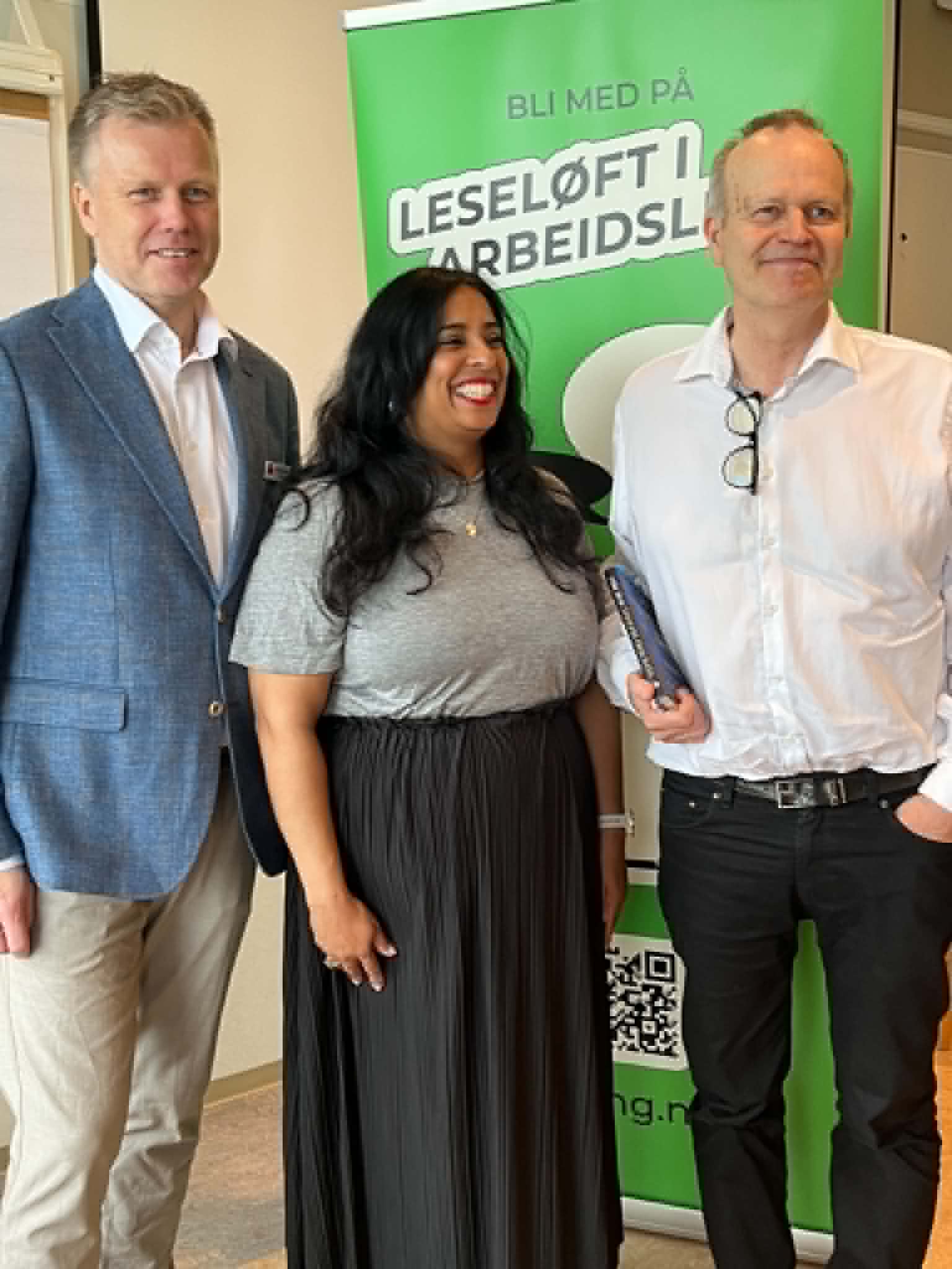 En gruppe mennesker som poserer for et bilde
