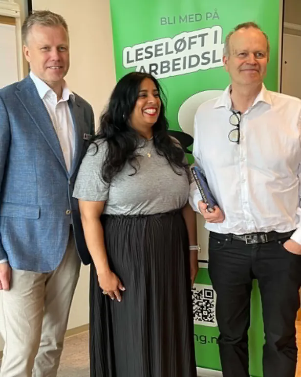En gruppe mennesker som poserer for et bilde