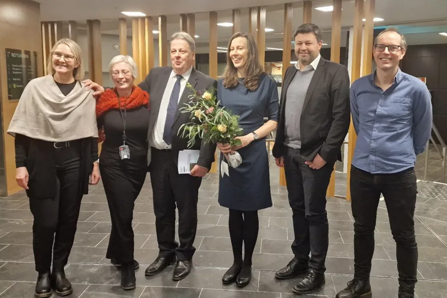 En gruppe mennesker som poserer for et bilde